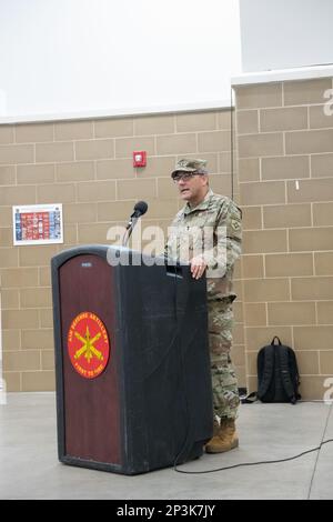 Le général de division John Haas, adjudant-général adjoint – Armée de terre et commandant de la Garde nationale de l'Armée de Floride (FLARNG) s'adresse au personnel de la Brigade d'artillerie de défense aérienne 164th lors de leur cérémonie de déploiement, le 6 décembre 2023. L'ADA de 164th fera partie de l'Atlas de la Force opérationnelle et fournira un soutien de commandement et de contrôle à la mission de défense intérieure du système intégré de défense aérienne de la région de la capitale nationale (NCR-IADS) à l'appui de l'opération Noble Eagle. Banque D'Images