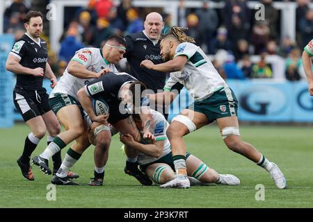 Newcastle le dimanche 5th mars 2023. Matthew Dalton, de Newcastle Falcons, est attaqué lors du match Gallagher Premiership entre Newcastle Falcons et London Irish à Kingston Park, Newcastle, le dimanche 5th mars 2023. (Photo : Chris Lishman | MI News) Credit : MI News & Sport /Alay Live News Banque D'Images