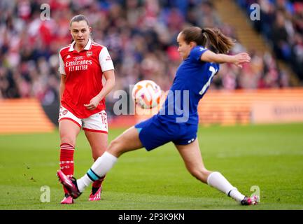 Noelle Maritz d'Arsenal (à gauche) et Guro Reiten de Chelsea se battent pour le ballon lors du match final de la FA Women's Continental Tires League Cup à Selhurst Park, Londres. Date de la photo: Dimanche 5 mars 2023. Banque D'Images