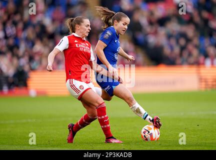 Noelle Maritz d'Arsenal (à gauche) et Guro Reiten de Chelsea se battent pour le ballon lors du match final de la FA Women's Continental Tires League Cup à Selhurst Park, Londres. Date de la photo: Dimanche 5 mars 2023. Banque D'Images