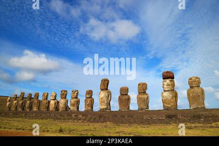 Incroyable gigantesque 15 statues Moai de l'AHU Tongariki, la plus grande plate-forme cérémonielle de l'île de Pâques, Chili, Amérique du Sud Banque D'Images