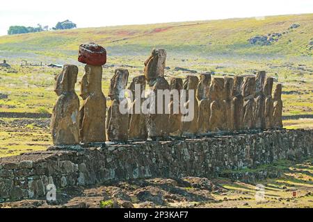 L'arrière de gigantesques statues Moai comme vu en approchant de la plateforme cérémoniale AHU Tongariki, l'île de Pâques, le Chili, l'Amérique du Sud Banque D'Images