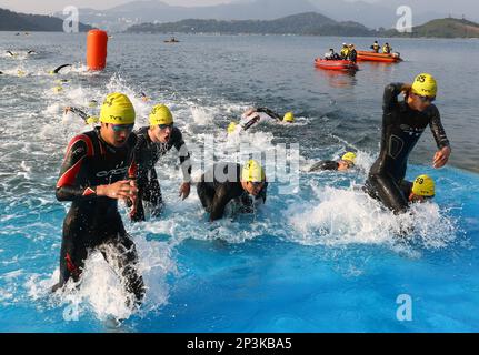 Groupe masculin Elite sur la coupe de triathlon asiatique 2023 à Hong Kong, au réservoir de Plover Cove. 25FEB23 SCMP/Dickson Lee Banque D'Images