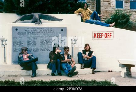 Personnes au mémorial de guerre du comté de Stone à Mountain View, Arkansas, pendant le festival folklorique de l'Arkansas de 1973 Banque D'Images