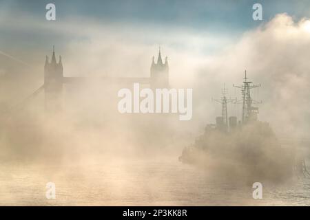 Météo au Royaume-Uni : soleil et brume spectaculaires au petit matin au-dessus du Tower Bridge et du HMS Belfast. Londres, Royaume-Uni Banque D'Images