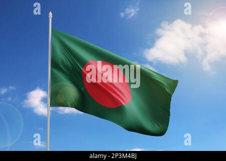 Drapeau du bangladesh sur ciel bleu. 3d illustration. Banque D'Images