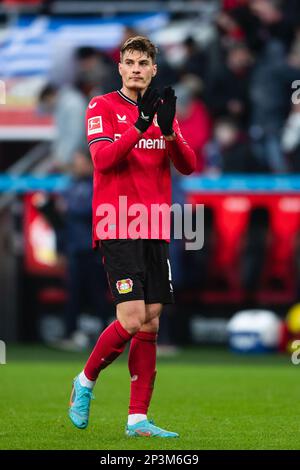 05 mars 2023, Rhénanie-du-Nord-Westphalie, Leverkusen: Football: Bundesliga, Bayer Leverkusen - Hertha BSC, Matchday 23, BayArena. Le Patrik Schick de Leverkusen applaudit après le match. Photo: Marius Becker/dpa - NOTE IMPORTANTE: Conformément aux exigences de la DFL Deutsche Fußball Liga et de la DFB Deutscher Fußball-Bund, il est interdit d'utiliser ou d'avoir utilisé des photos prises dans le stade et/ou du match sous forme de séquences d'images et/ou de séries de photos de type vidéo. Banque D'Images