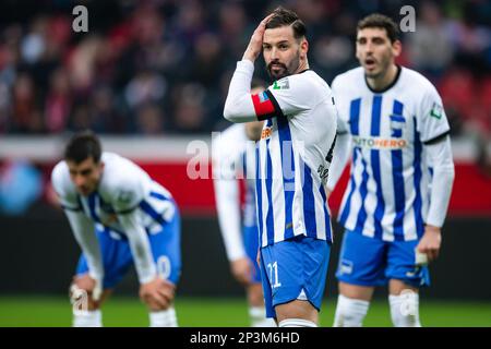 05 mars 2023, Rhénanie-du-Nord-Westphalie, Leverkusen: Football: Bundesliga, Bayer Leverkusen - Hertha BSC, Matchday 23, BayArena. Marvin Plattenhardt de Hertha (au centre) et ses coéquipiers réagissent pendant le match. Photo: Marius Becker/dpa - NOTE IMPORTANTE: Conformément aux exigences de la DFL Deutsche Fußball Liga et de la DFB Deutscher Fußball-Bund, il est interdit d'utiliser ou d'avoir utilisé des photos prises dans le stade et/ou du match sous forme de séquences d'images et/ou de séries de photos de type vidéo. Banque D'Images