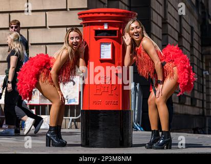 Des artistes marginaux dansant des filles avec la fausse boîte postale, Royal Mile, Édimbourg, Écosse, Royaume-Uni Banque D'Images