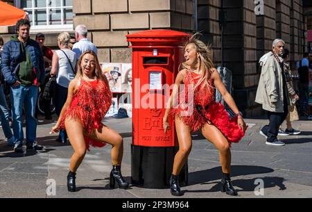 Des artistes marginaux dansant des filles avec la fausse boîte postale, Royal Mile, Édimbourg, Écosse, Royaume-Uni Banque D'Images