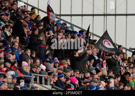 Les fans de Saracens fêtent un essai lors du match de Premiership Gallagher sale Sharks vs Saracens au stade AJ Bell, Eccles, Royaume-Uni, 5th mars 2023 (photo de Steve Flynn/News Images) à Eccles, Royaume-Uni, le 3/5/2023. (Photo de Steve Flynn/News Images/Sipa USA) Banque D'Images