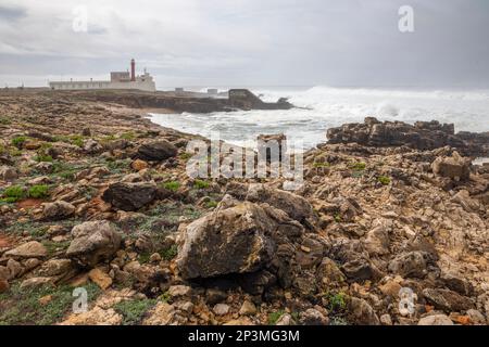 Phare de Farol do Cabo Raso avec océan Atlantique orageux, près de Cascais, Parc naturel de Sintra Cascais, région de Lisbonne, Portugal, Europe Banque D'Images