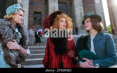 La mine crime is est un film de comédie de crime français réalisé en 2023 par François Ozon avec Nadia Tereszkiewicz, Rebecca Marder, Isabelle Huppert, Fabrice Luchini, Dany Boon, Et André Dussollier. Cette photographie est à usage éditorial exclusif et est le droit d'auteur de la compagnie de film et/ou le photographe assigné par la compagnie de film ou de production et ne peut être reproduite que par des publications en conjonction avec la promotion du film ci-dessus. Un crédit obligatoire pour la société de cinéma est requis. Le photographe doit également être crédité lorsqu'il est connu. Banque D'Images