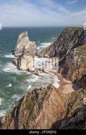 Vagues de l'océan Atlantique se déroulant sur des rochers à Praia da Ursa près de Cabo da Roca, Azoia, Parc naturel de Sintra Cascais, région de Lisbonne, Portugal, Europe Banque D'Images