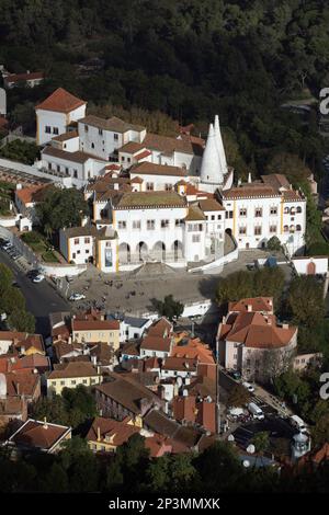 Palacio Nacional et la vieille ville de Sintra vue du château mauresque, Sintra, région de Lisbonne, Portugal, Europe Banque D'Images