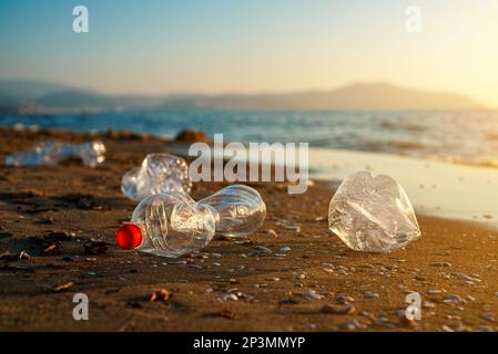 Bouteilles en plastique sur la plage de sable. Pollution de l'environnement. Banque D'Images