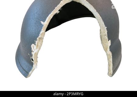 Le casque au niveau du est coupé pour montrer le matériau à partir duquel il est fabriqué, isolé sur un fond blanc. Casque perforé pour démontrer la fabrication Banque D'Images
