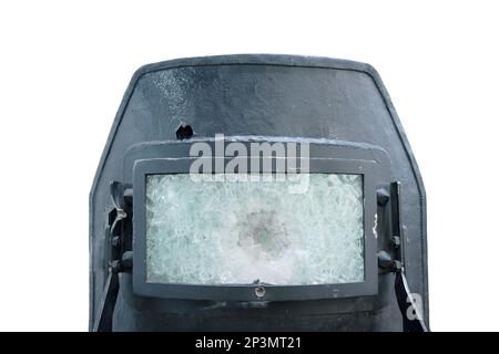 Démonstration de boucliers de protection pour protéger la police et les forces spéciales avec des dommages de balle dans le verre bulletproof, isolé sur un fond blanc Banque D'Images
