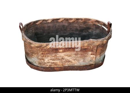Une ancienne dépression faite à partir de l'écorce d'un arbre, isolée sur un fond blanc. Bain de toilette vintage tissé en bois, avec un rebord en métal au fond. Banque D'Images