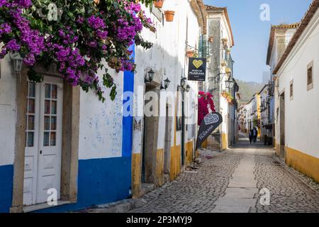 Rua Direita rue pavée dans la vieille ville, Obidos, région Centrale, Portugal, Europe Banque D'Images