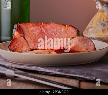 Rôtir le joint de gammon reposant sur une assiette. Banque D'Images