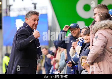 Simon Orange, co-propriétaire de sale Sharks, discute avec les fans après le match Gallagher Premiership sale Sharks vs Saracens au stade AJ Bell, Eccles, Royaume-Uni, 5th mars 2023 (photo de Steve Flynn/News Images) Banque D'Images