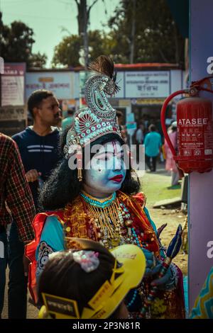 Kolkata, Inde - 12 février 2023: Un jeune homme jouant le rôle de Seigneur 'Krishna' à la foire du livre de Kolkata. Mise au point sélective. Banque D'Images