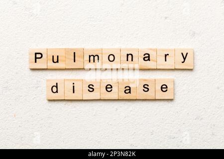 mot de maladie pulmonaire écrit sur le bloc de bois. texte de la maladie pulmonaire sur le tableau, concept. Banque D'Images