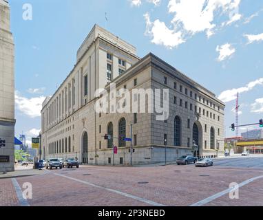 Centre-ville de Pittsburgh : Joseph F. Weis, Jr Le palais de justice des États-Unis est une tour fédérale en granit et en calcaire de Beaux Arts. Banque D'Images