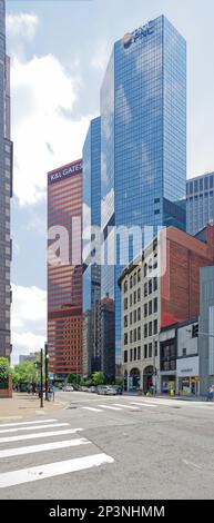 Centre-ville de Pittsburgh : vue sur Liberty Avenue vers l'est depuis 6th Street : K&L Gates Center, 2 PNC Plaza (reflétant les tours Midtown en dôme rouge), 606 Liberty Avenue Banque D'Images