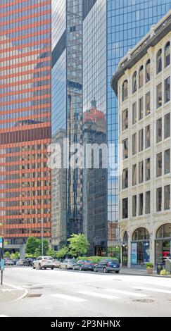 Centre-ville de Pittsburgh : vue sur Liberty Avenue vers l'est depuis 6th Street : K&L Gates Center, 2 PNC Plaza (reflétant les tours Midtown en dôme rouge), 606 Liberty Avenue Banque D'Images