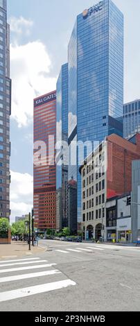 Centre-ville de Pittsburgh : vue sur Liberty Avenue vers l'est depuis 6th Street : K&L Gates Center, 2 PNC Plaza (reflétant les tours Midtown en dôme rouge), 606 Liberty Avenue Banque D'Images