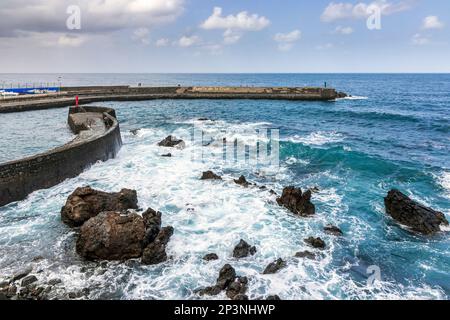 Entrée au port et jetée de pêche à Puerto de la Cruz, au nord de Ténérife, aux îles Canaries. Banque D'Images