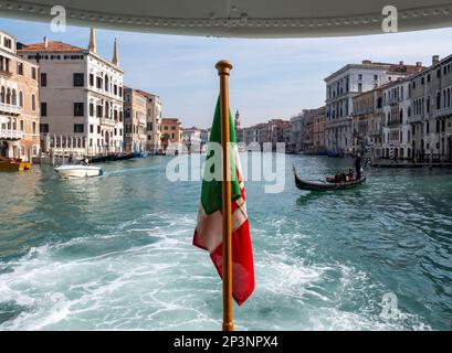 Gondolier et passagers sur le Grand Canal, Venise, Italie Banque D'Images