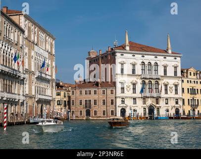 Bateaux-taxis et petits bateaux sur le Grand Canal, Venise, Italie Banque D'Images