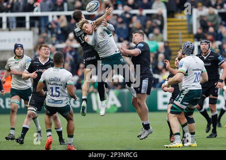 Newcastle le dimanche 5th mars 2023. Adam Radwan de Newcastle Falcons et Ollie Hassell-Collins de London Irish disputent une grande balle lors du match Gallagher Premiership entre Newcastle Falcons et London Irish à Kingston Park, Newcastle, le dimanche 5th mars 2023. (Photo : Chris Lishman | MI News) Credit : MI News & Sport /Alay Live News Banque D'Images