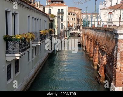 Un canal latéral calme, Rio de la Salute à Dorsoduro Venise, Italie Banque D'Images