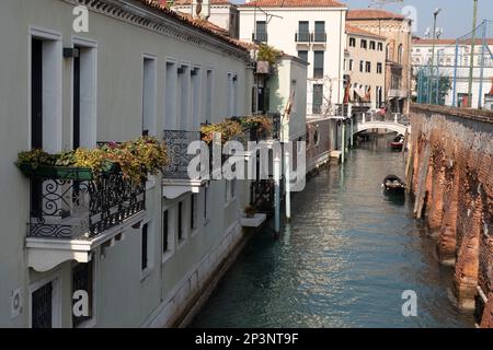 Un canal latéral calme, Rio de la Salute à Dorsoduro Venise, Italie Banque D'Images