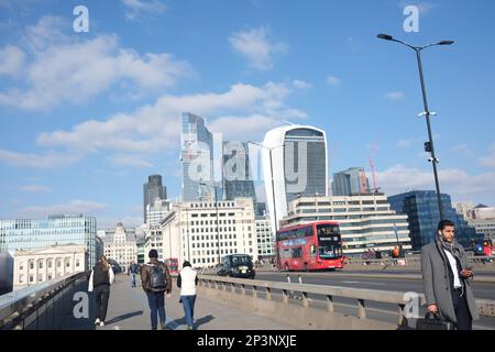 Pont de Londres sur la Tamise à Londres lors d'une journée ensoleillée de début de printemps en mars 2023. L'architecture remarquable abonde dans un mélange d'ancien et de nouveau Banque D'Images