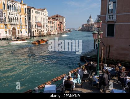 Vue depuis le pont Accademia du Grand Canal, Venise, Italie Banque D'Images