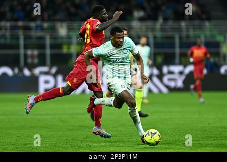 Milan, Italie sur 5 mars 2023. Samuel Umtiti de Lecce et Denzel Dumfries du FC Internazionale pendant la série italienne Un match de championnat de foot FC Internazionale vs Lecce au stade San Siro de Milan, Italie sur 5 mars 2023 Credit: Piero Cruciatti/Alamy Live News Banque D'Images