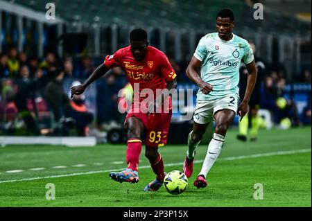 Milan, Italie sur 5 mars 2023. Samuel Umtiti de Lecce et Denzel Dumfries du FC Internazionale pendant la série italienne Un match de championnat de foot FC Internazionale vs Lecce au stade San Siro de Milan, Italie sur 5 mars 2023 Credit: Piero Cruciatti/Alamy Live News Banque D'Images