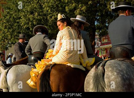 Feria de Abril (Foire d'avril). « El Real ». Femme portant une robe tzigane traditionnelle et hommes avec un costume traditionnel. Séville, Andalousie, Espagne. Banque D'Images