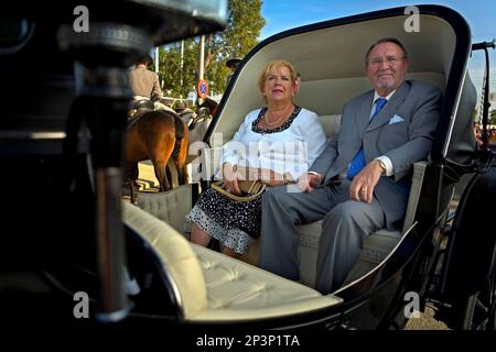 Feria de Abril (la foire d'avril). 'El Real'. Couple assis sur une calèche . Séville, Andalousie, espagne. Banque D'Images