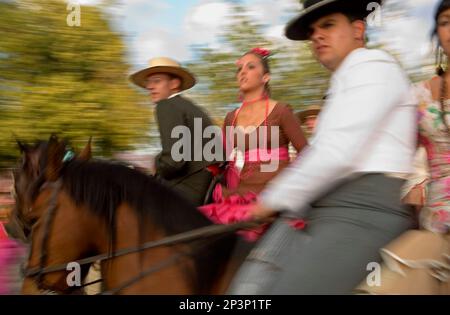 Feria de Abril (Foire d'avril). « El Real ». Femmes portant une robe tzigane traditionnelle et hommes avec un costume traditionnel. Séville, Andalousie, Espagne. Banque D'Images