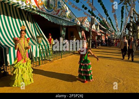 Feria de Abril (la foire d'avril). Les gens de 'El Real'. Pavillons traditionnels appelés Casetas à gauche. Séville, Andalousie, espagne. Banque D'Images