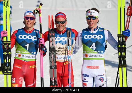 Planica, Slovénie. 5 mars 2023. Médaillés dans la course classique masculine de 50 kilomètres aux Championnats du monde de ski nordique FIS 2023 à Planica, en Slovénie. De gauche à droite, Johannes Hoesflot Klaebo (deuxième, Norvège); Paal Golberg (premier, Norvège); William Poromaa (troisième, Suède). Crédit : John Lazenby/Alamy Live News Banque D'Images