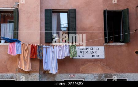 Lavage suspendu à l'extérieur d'une maison à Campiello Widmann, Gia Biri, Venise Italie. Banque D'Images