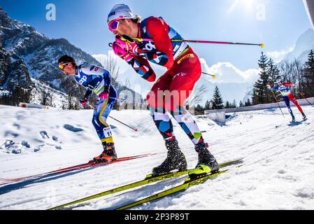 Planica, Slovénie. 5 mars 2023. Johannes Hoesflot Klaebo, en Norvège, prend un virage dans la course classique masculine de 50 kilomètres aux Championnats du monde de ski nordique FIS 2023 à Planica, en Slovénie. Paal Golberg, de Norvège, a remporté la course. Klaebo était deuxième. Crédit : John Lazenby/Alamy Live News Banque D'Images