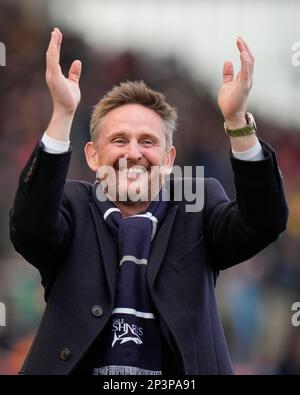 Eccles, Royaume-Uni. 05th mars 2023. Vente Simon Orange, co-propriétaire de Sharks, applaudit les fans après sa victoire 35-24 sur les leaders de la ligue Saracens après le match de Premiership Gallagher sale Sharks vs Saracens au stade AJ Bell, Eccles, Royaume-Uni, 5th mars 2023 (photo de Steve Flynn/News Images) à Eccles, Royaume-Uni, le 3/5/2023. (Photo de Steve Flynn/News Images/Sipa USA) crédit: SIPA USA/Alay Live News Banque D'Images